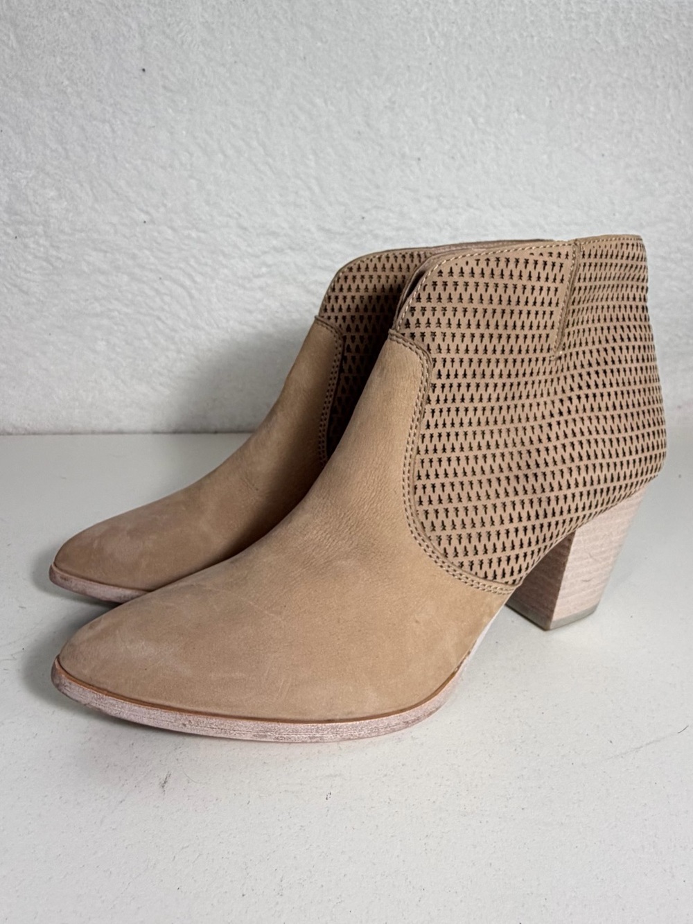 Frye Jennifer Perforated Suede Ankle Booties Taupe Women’s Size 8 Ankle Boots
